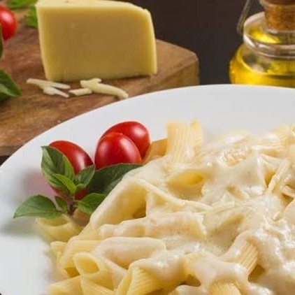 Apresentamos a você nosso 'Penne ao Molho de Queijo'. Este prato proporciona uma experiência culinária sublime, iniciando com a massa penne perfeitamente cozida ao ponto al dente, revelando uma textura inigualável. Submersa em um molho de queijo excepcionalmente rico no sabor e de cremosidade irresistível, cada garfada transforma-se em uma viagem gustativa à encantadora Itália. A harmonia perfeita entre a simplicidade do penne e a elegância do nosso molho de queijo resulta em uma delícia capaz de cativar todos os seus sentidos!