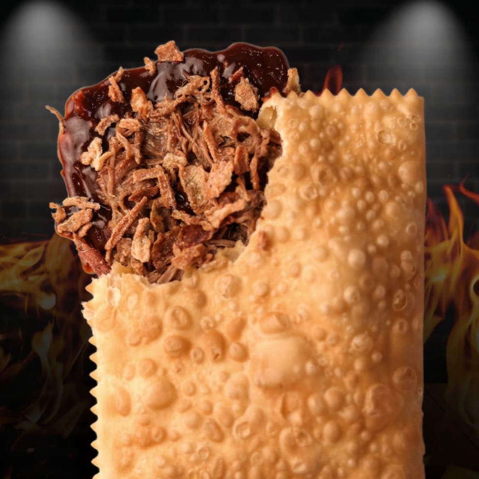 Deliciosa massa recheada de pernil desfiado com barbecue e cebola crispy. Tamanho 20 x 9,5 Cm