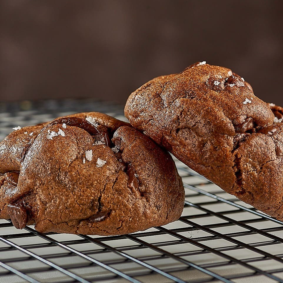 Massa feita com cacau Callebaut, gotas de chocolate meio amargo e uma pitada de flor de sal para fechar com chave de ouro! Este cookie não é recheado. Importante: Os cookies de 100g não são gigantes ou "monster" como chamamos nossos cookies mais conhecidos, mas são tão deliciosos quanto e com sabores exclusivos!!