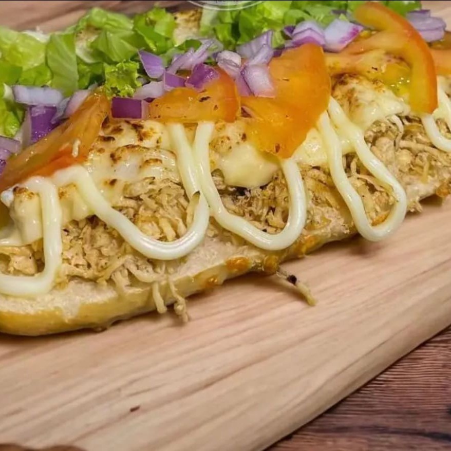 Pão parmesão artesanal,150g frango desfiado, pasta de alho,Catupiry  alface,tomate,cebola roxa,finalizado  com queijo mussarela gratinada