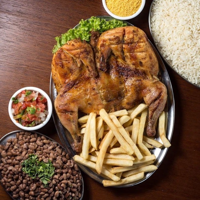 - Galeto na brasa cortado, acompanha arroz branco, feijão, macassar, farofa, vinagrete, batata frita e manteiga de garrafa.