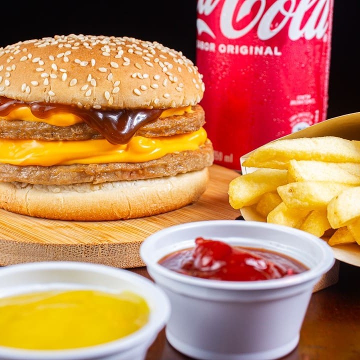 Duplo Cheddar + batata individual + Cola Cola lata.