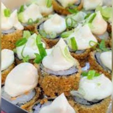 Hot skin, finalizado com cream cheese, molho teriaki, gergelim e cebolinha.

Um irresistível hot skin empanado e frito até alcançar a crocância ideal, recheado com salmão e arroz japonês. A finalização é um show à parte: uma generosa porção de cream cheese derretendo sobre o topo, coberto com molho teriyaki agridoce, sementes de gergelim e cebolinha fresca. O contraste entre o exterior crocante e o interior cremoso cria uma explosão de texturas e sabores que conquistam desde o primeiro pedaço. Uma opção intensa e marcante para quem ama combinações cremosas e crocantes.