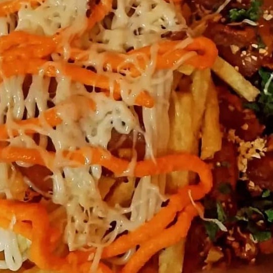 Batata frita com cheddar, Catupiry, Bacon, Calabresa, mussarela e frango apassarinho