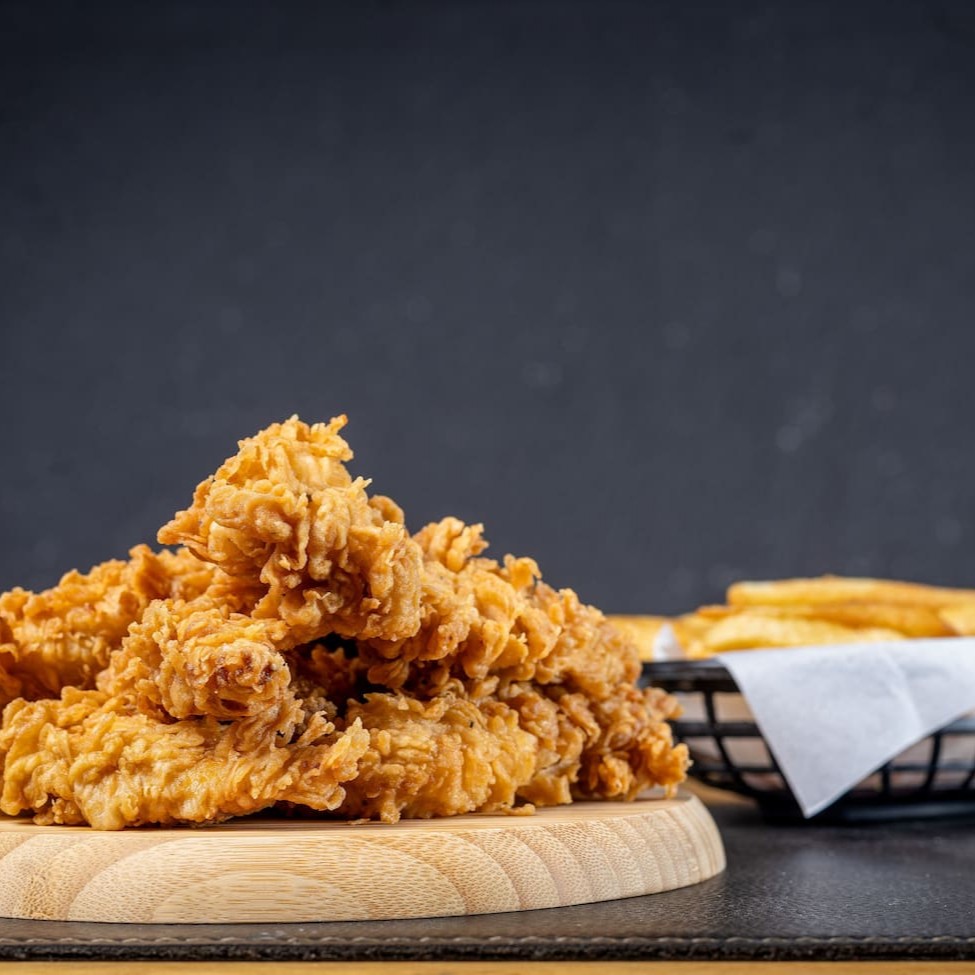 6 filezinhos crispy, crocantes por fora e suculentos por dentro, acompanhados de uma porção de batata frita tamanho P – fininha, dourada e feita com batata Original, sem conservantes. Acompanha 1 pote de molho Grátis.