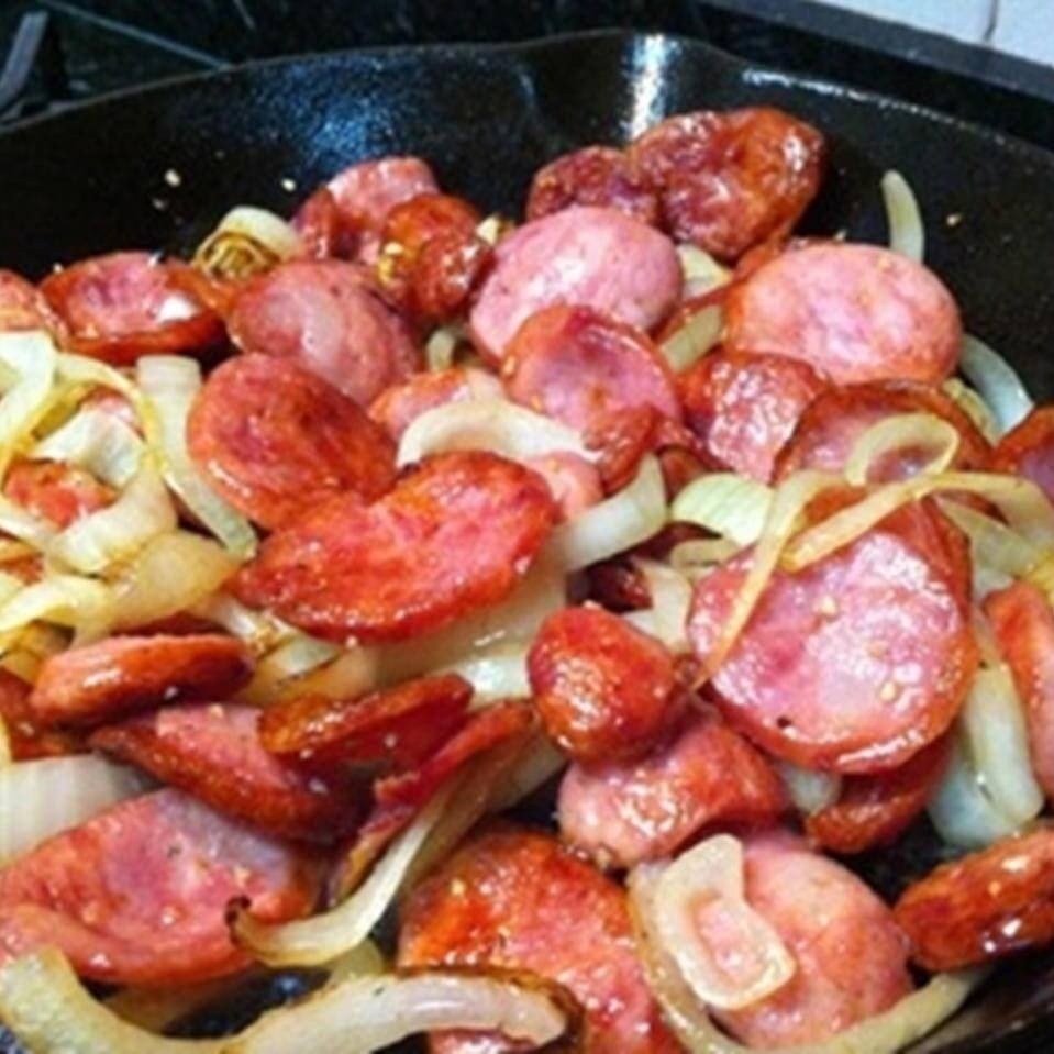 Porção generosa de calabresa acebolada suculenta, com cebolas douradas e caramelizadas. Uma delícia irresistível para petiscar e compartilhar!