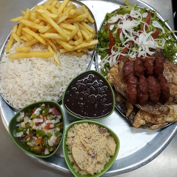 Acompanha arroz branco ou á grega, feijão, farofa (farinha temperada), salada (alface e tomate), molho á campanha e batata frita ou purê.