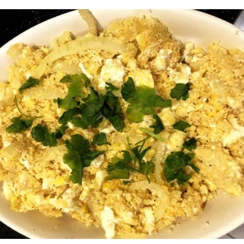 Deliciosa farofa feita com manteiga, alho, cebola, ovos mexidos. Preço de 500g. Foto meramente ilustrativa.