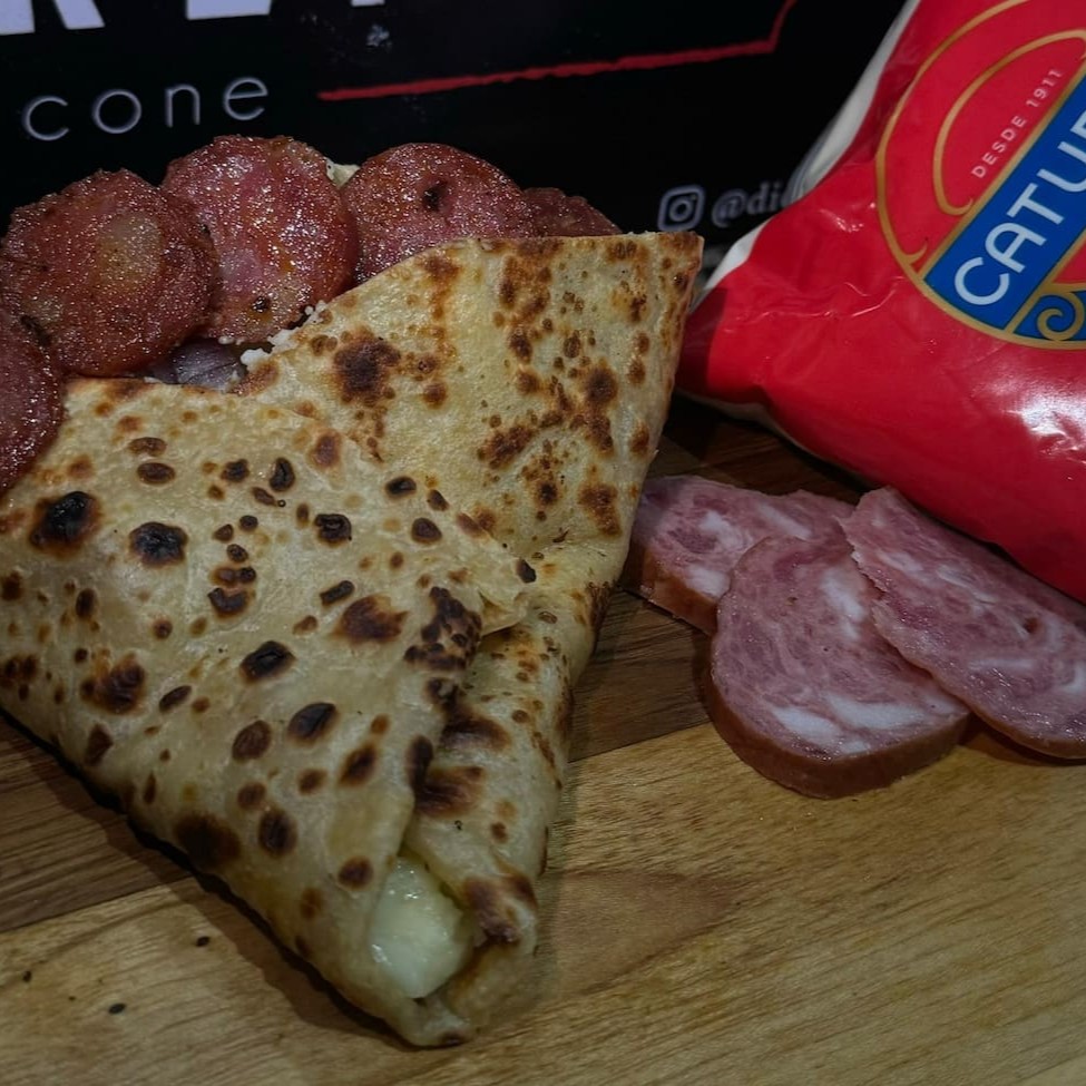 Mussarela, Calabresa Fatiada, Pimenta do Reino, Cebola Roxa, Catupiry (Original) e Orégano.