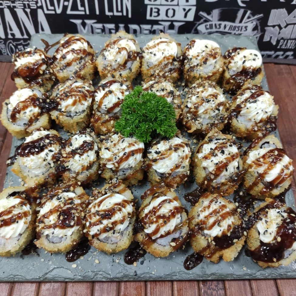 "30 unidades • alga nori • Camarão • arroz • cream cheese • panko crocante • cobertura de cream cheese • teriyaki artesanal sushi rock • gergelim.  David Bowie, nome artístico de David Robert Jones (Londres, 8 de janeiro de 1947 — Nova Iorque, 10 de janeiro de 2016), foi um cantor, compositor, ator e produtor musical britânico. Por vezes referido como ""camaleão do Rock"" pela capacidade de sempre renovar sua imagem, tem sido uma importante figura na música popular há cinco décadas e é considerado um dos músicos populares mais inovadores e ainda influentes de todos os tempos, sobretudo por seu trabalho nas décadas de 1970 e 1980, além de ser distinguido por um vocal característico e pela profundidade intelectual de sua obra."