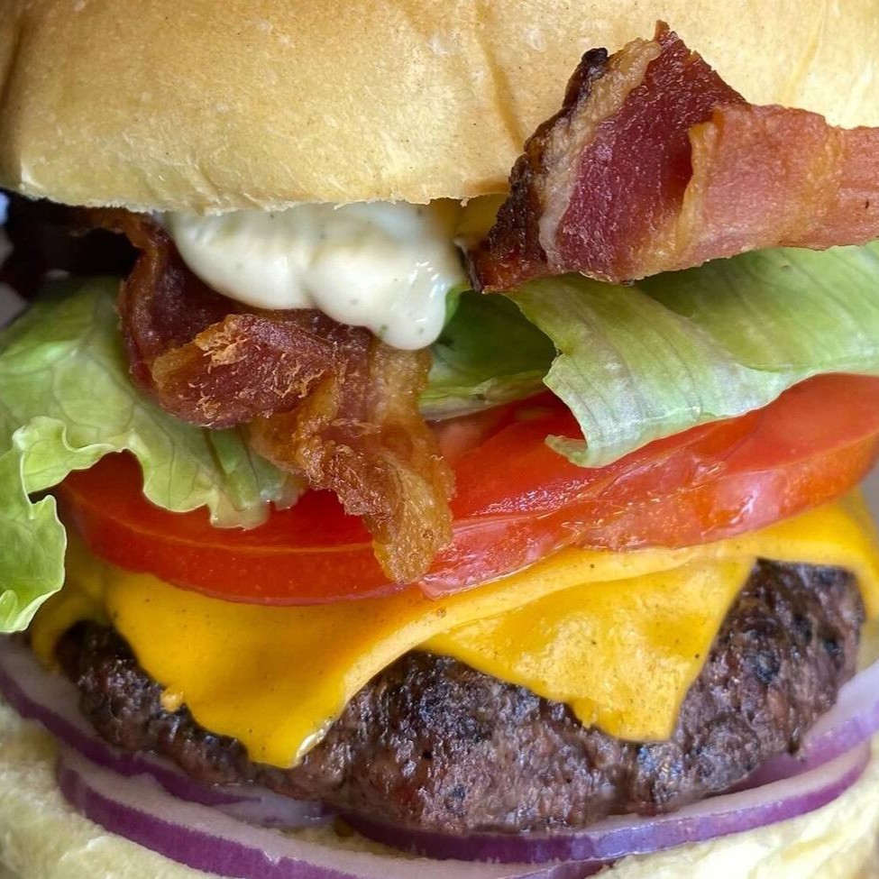 Carne feita na brasa, Pão brioche selado ao modo da casa(segredo) Maionese da casa, Cheddar, creme de cheddar, Bacon, alface americana, tomate e cebola roxa,  P.s super frescos, alface crocante. Não tem como errar pedindo esse Burger.