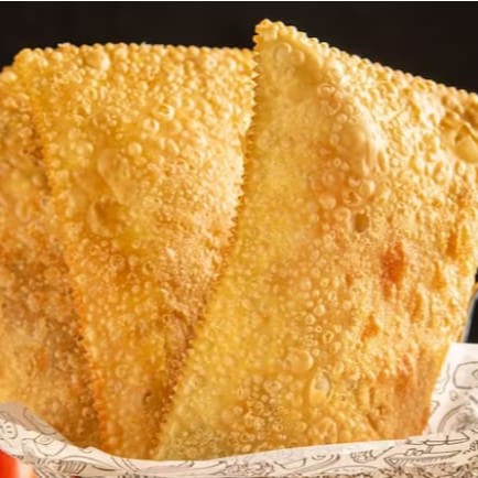 Super Promoção 03 pasteis sabor carne com desconto exclusivo.  Pastel com aproximadamente 19cm.