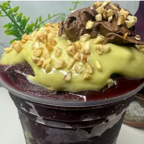 Uma explosão de sabores te espera: creme de pistache suave, Nutella irresistível e o toque crocante do amendoim. Tudo isso em um copo generoso de açaí feito para conquistar o seu paladar. Experimente e se apaixone!  Obs: Não enviamos os acompanhamentos separados. Obs: Foto ilustrativa.  #acai #acaí #acainutella #Nutella #pistache#combo #acainutellacomnutella