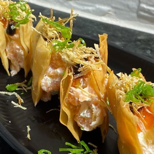 Porção  de 10 unidades. Salmão, cream cheese, casquinha de Harumaki crocante e alho poró. Harunachos é uma combinação perfeita!