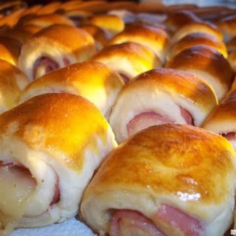 São 10 Mini Joelhinhos assados com maestria, repletos de um queijo saboroso e amanteigado, envolto por presunto suculento e bem temperado. Cada mordida é uma explosão de sabor que desafia a resistência de qualquer paladar. Um deleite para os amantes de salgados assados, elaborados com ingredientes de alta qualidade e assados à perfeição. A combinação perfeita de queijo e presunto em um só prato, servidos em porções ideais para uma experiência gastronômica inesquecível. Ideal para compartilhar com amigos ou desfrutar sozinho. São 20 pedacinhos do céu em forma de salgado assado.