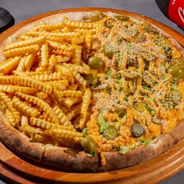 Pizza Grande metade sabor Big Mac (Hambúrguer, queijo ,cebola ,picles, molho especial e gergelim) Metade sabor Batata frita (mussarela, bacon, cheddar e batatas fritas por cima) 1 Coca Cola de 2 litros