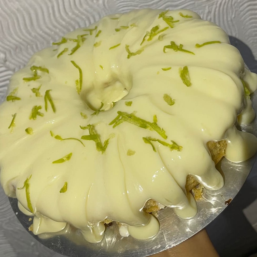 Massa: Baunilha  Recheio: Musse de limão  Peso: aproximadamente de 500g a 800g