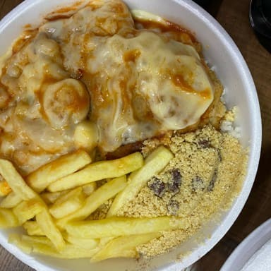 Arroz / Feijão e Farofa bem fresquinho com Batata frita com direito a um pedaço de frango