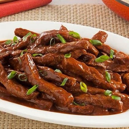 Arroz-feijão-macarrão -farofa - purê e tiras de contra file ao molho madeira da casa