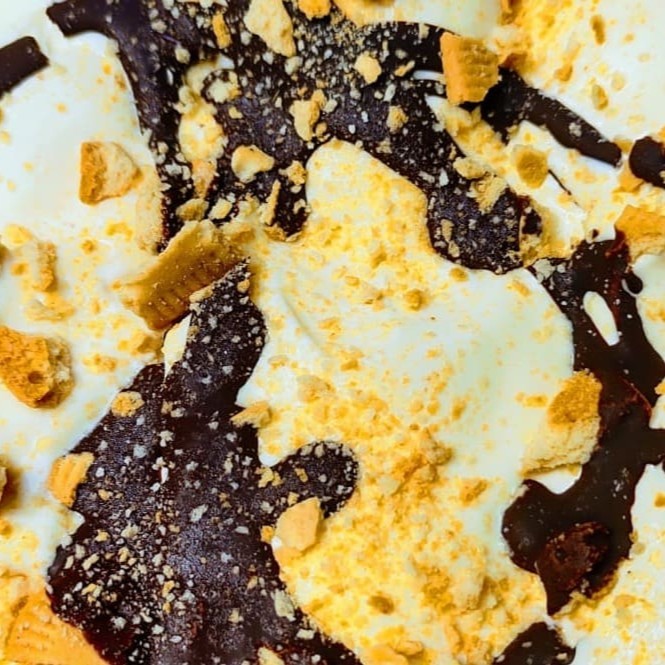 Sorvete artesanal de cornetto italiano mesclado com pedaços de biscoito e nossa deliciosa calda de chocolate meio amargo, irresistível !