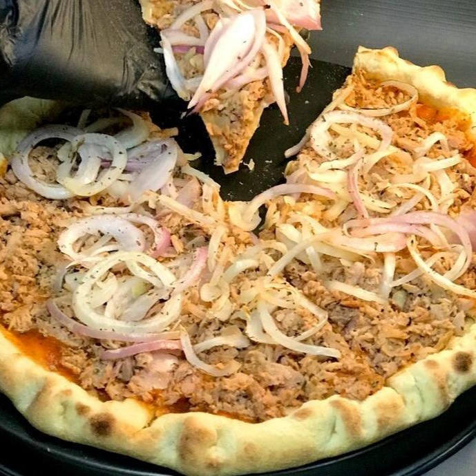 Uma versão mais servida da nossa pizza Original. Pra quem curte peixe, essa é a pedida certa. Massa fina, molho de tomate, mais atum, coberto com cebola fatiada, orégano e azeitonas. Outra ótima pedida.