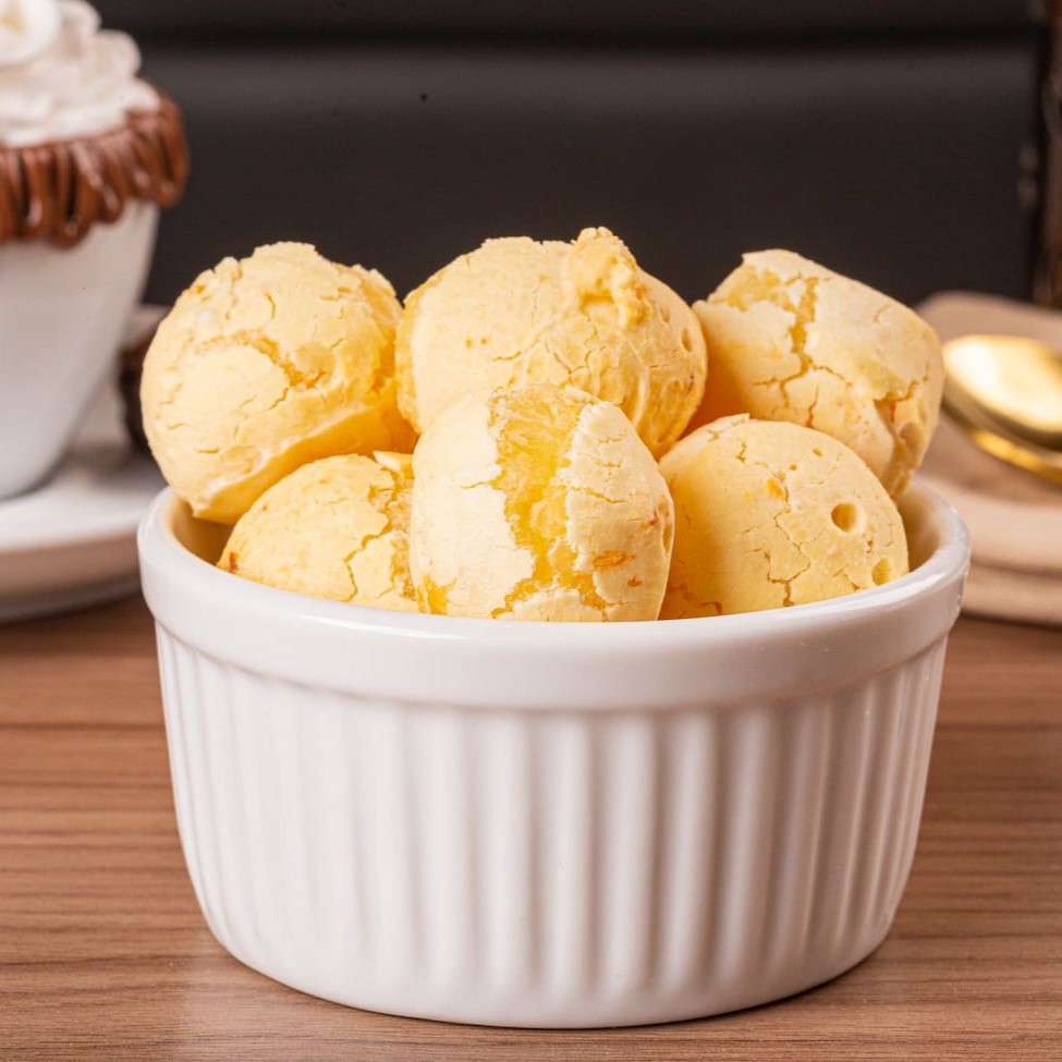 Tradicional receita mineira, quentinho e delicioso. Porção com 12 unidades. Obs 1: a Brownice não altera nenhum produto ou retira/adiciona ingrediente. Obs 2: produto de consumo imediato. Obs 3: o produto pode vir com vencimento  do mesmo Dia. Contém Glúten e Lactose. Alérgicos: Contém Ovo e Derivados do Trigo, Leite e Soja. Pode Conter: Centeio, Cevada, Aveia, Triticale, Amendoi, Amêndoa, Avelã,