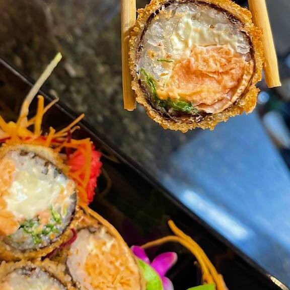 Experimente nosso sublime Hossomaki Hot Filadélfia, uma autêntica sensação culinária japonesa. Este prato combina a textura crocante da alga, cuidadosamente enrolada, com a delicadeza do arroz macio e saboroso. No interior, um generoso recheio de sedoso cream cheese se funde com o sabor intenso e sofisticado do salmão fresco. Para finalizar, um toque de cebolinha acrescenta o realce perfeito. Uma refeição verdadeiramente indulgente e inesquecível, perfeita para os amantes da cozinha oriental.