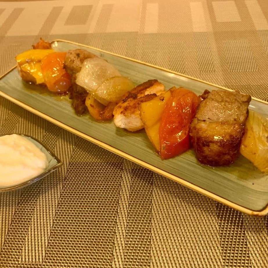 Espeto Misto de Contra Filé e filé de frango com cebola, tomate e pimentão amarelo, acompanhado de pão e pasta de alho