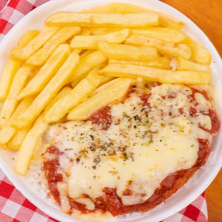 Brazuca Parma — Escolha sua carne favorita: frango, alcatra bovina ou filé de tilápia! Coberta com molho artesanal e queijo gratinado, acompanhada de arroz soltinho e batata crocante