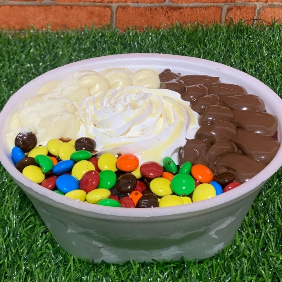 Delicioso açai com creme de Ninho, Nutella, mm's, leite em pó, leite condensado e chantilly.