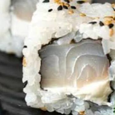 Uramaki especial feito com recheio de peixe branco e finalizado com ovas de capelin.

Descubra o equilíbrio perfeito entre suavidade e sabor com nosso Uramaki de Peixe Branco. Cada uma das quatro unidades é cuidadosamente preparada com fatias frescas de peixe branco, enroladas com arroz temperado e alga nori, garantindo textura e frescor em cada mordida. Finalizamos com um toque especial: delicadas ovas de capelin (massago), que trazem leve crocância e um sabor marítimo sutil e refinado. Uma explosão de sabores elegantes, ideal para quem aprecia a sofisticação da culinária japonesa em sua forma mais pura e harmoniosa.