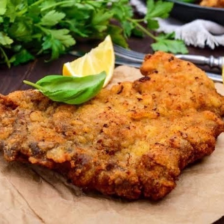 Apresentamos nosso Bife à Milanesa, perfeito para os verdadeiros apreciadores de carne. Este prato robusto é abrilhantado por um bife suculento, empanado à perfeição e frito até atingir uma crocância irresistível. Acompanha o clássico e sempre amado arroz com feijão, trazendo aconchego e memórias de casa. Além disso, oferecemos a opção de personalização com mais dois acompanhamentos de sua escolha, permitindo que você crie a combinação perfeita para o seu paladar. Um prato repleto de sabor e tradição, esperando por você!