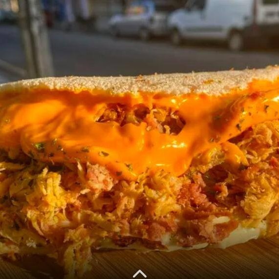 Esta tapioca traz uma explosão de sabores com farinha de tapioca artesanal, frango desfiado,calabresa ralada. Para enriquecer ainda mais o prato, a presença do nosso requeijão e cheddar cremoso proporciona uma experiência inigualável.