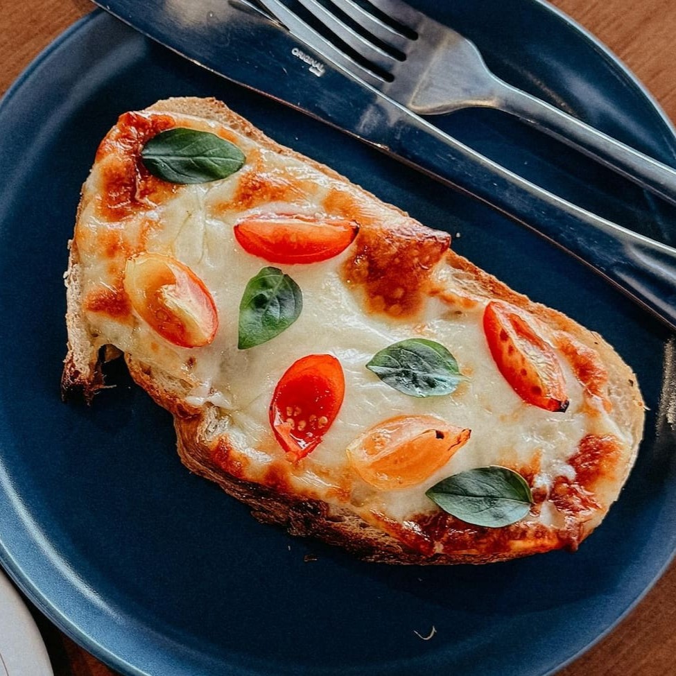 Feita no pão de fermentação natural, finalizada no forno!
