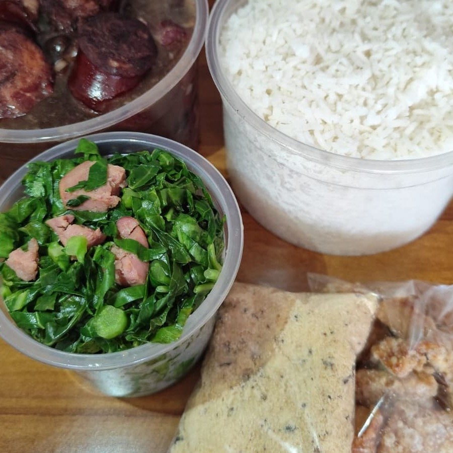 Uma Deliciosa Feijoada Brasileirinha, acompanhada de arroz branco, farofa da casa, couve refogada e um delicioso torresmo crocante. Sugerida P/ até 03 pessoas + 02 sobremesa e 02 Copos de guaravita.