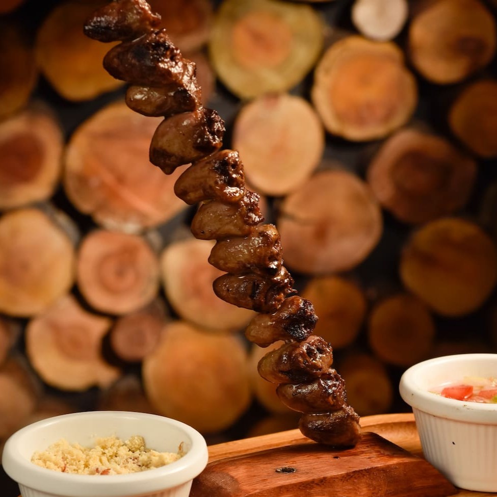 Acompanha molho á campanha e farofa