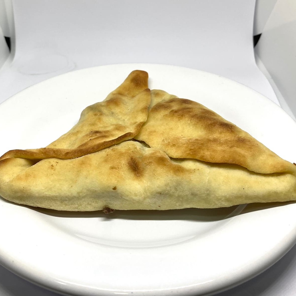 Apresentamos a nossa Esfiha de Carne, uma estrela na categoria dos 'Melhores Salgados'. Esta é uma autêntica Esfiha Árabe, meticulosamente confeccionada e generosamente recheada com uma suculenta carne bovina selecionada. A carne é temperada ao estilo árabe, com uma mistura exótica de especiarias, que proporcionam um sabor inigualável. A adição de cebola fresca, cuidadosamente picada, acrescenta u