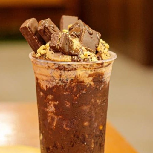 Açaí com um creme de chocolate de avelã, pedaços de biscoito waffer e amendoim. Hum... Sabor que conquista qualquer um!