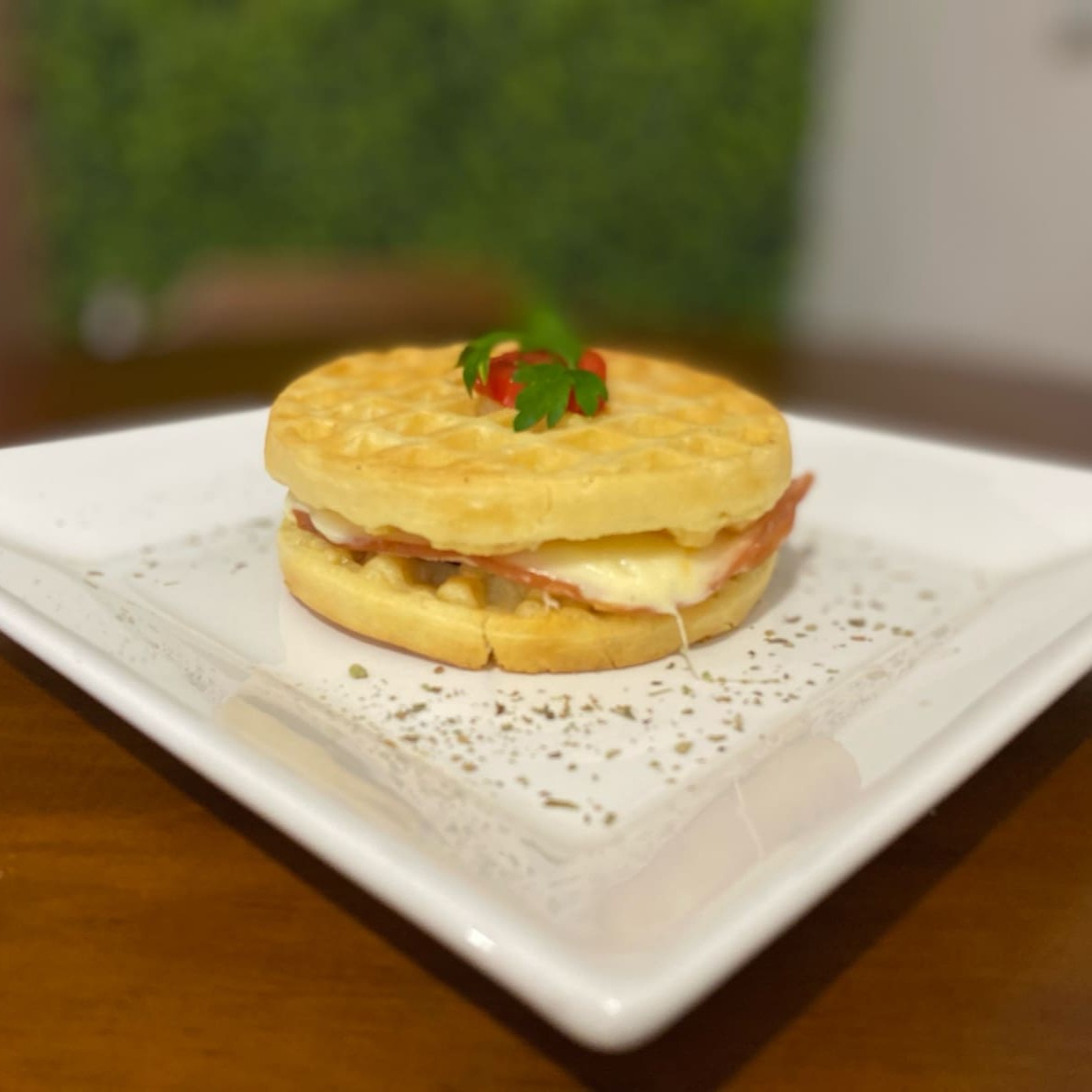 Waffle super crocante, recheado com muito queijo minas e peito de peru.