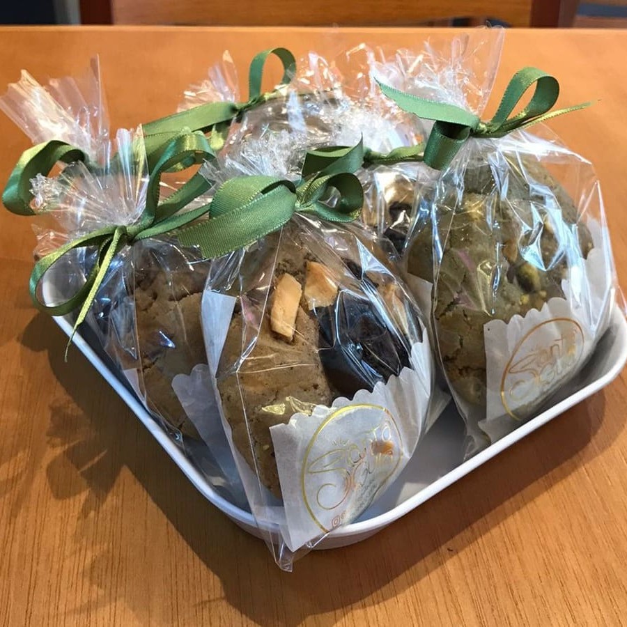 Massa tradicional de cookie, com gotas de chocolate e recheio de Nutella.