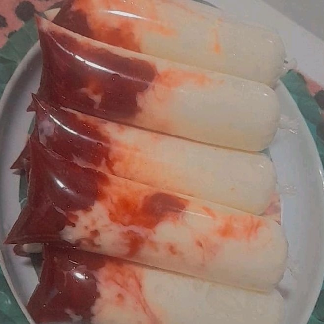 """Sacolé Gourmet de Coco com geleia de morango da casa : a combinação perfeita de cremosidade! Um sabor irresistível feito com Coco com geleia de Morango da casa  e muito mais. Enriquecido com geleia de Morango da casa no saquinho para uma experiência ainda mais saborosa. Perfeito para qualquer hora do Dia!""                                                        Sacolé  Gourmet , Dindin Geladinho Gourmet , Chup- Chup , Juju , Flau , Laranjinha                  Cremoso , Deliciosos , Saboroso , Sobremesas , Doces , Promoção , 0800  Açaí  Sorvete Sobremesa"