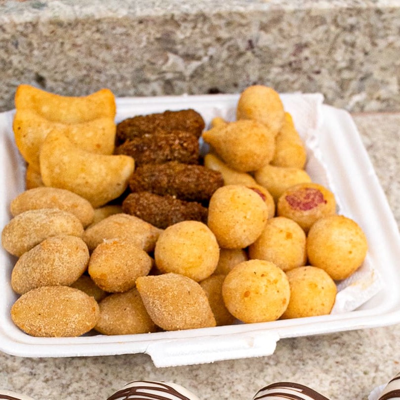 Sabores incluídos:  Kibe  Queijo com Presunto  Bolinha de Queijo  Calabresa  Salsicha  Coxinha de Frango  Risole de Carne   Sabores sortidos fixos — não é possível alterar. Perfeito para quem ama variedade e muito sabor em cada mordida!