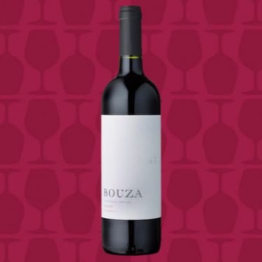 Experimente o Bouza Tannat, um vinho encorpado e estruturado, produzido na região uruguaia de Montevidéu. Sua combinação de aromas de cassis, amora, e couro promete uma experiência de degustação única. Ideal para harmonização com carnes.  Temperatura de serviço 16 a 18c  Teor Alcoólico 15%