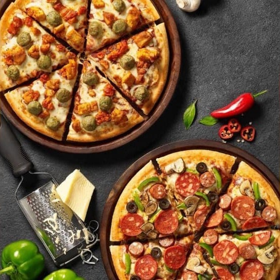 Duas pizzas broto de 25cm por R$60,00 (1 sabor cada).