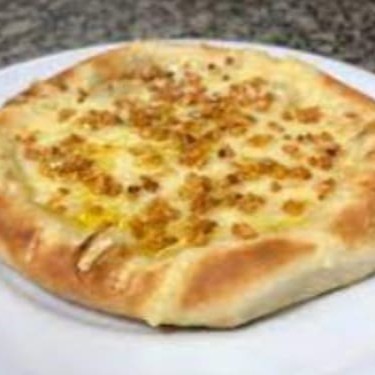 Massa especial coberta com queijo  e alho frito