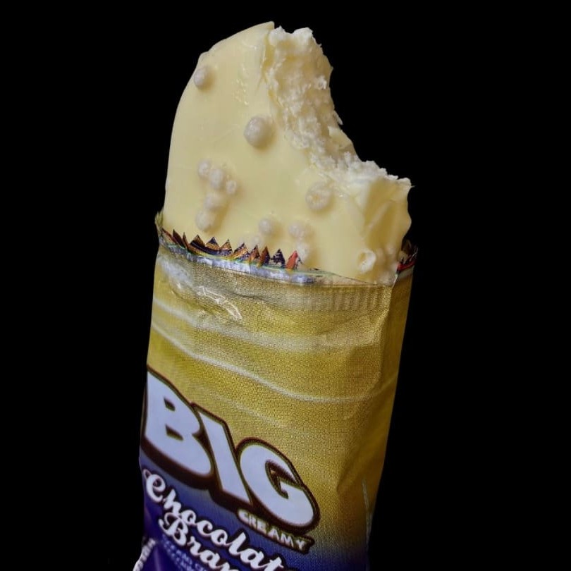 Delicioso sorvete de chocolate branco com cobertura de chocolate .