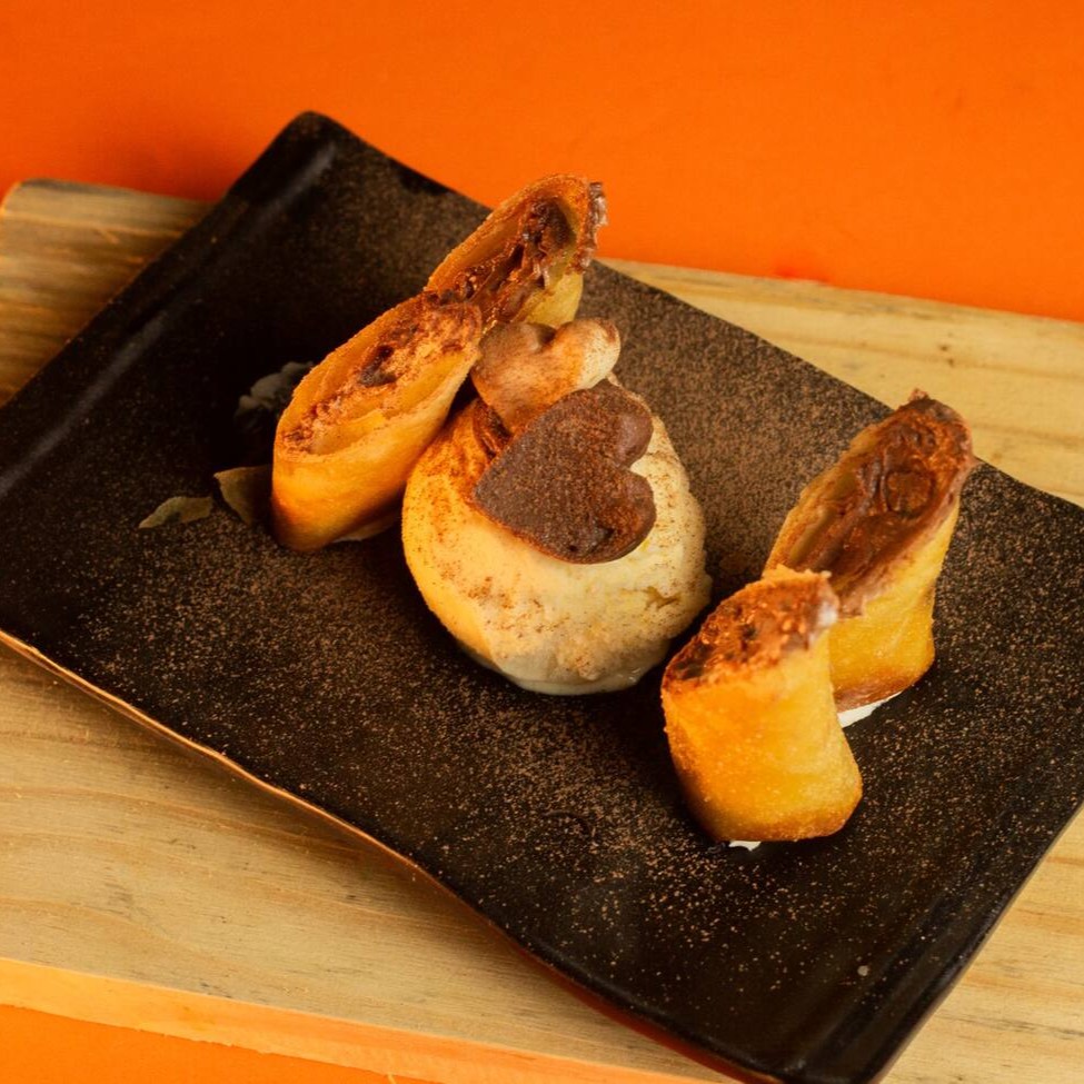 """Porção com 2 unidades de harumaki crocante e dourado, recheado com morangos frescos e suculentos combinados à irresistível cremosidade da Nutella. Uma sobremesa que une crocância, doçura e frescor, perfeita para encerrar sua refeição com muito sabor."""