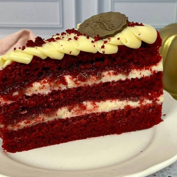 Fatia Red Velvet Nosso toque brasileiro em um clássico americano! Massa aveludada com duas camadas de brigadeiro de cream cheese e geleia artesanal de morango. Finalizada com brigadeiro branco para fechar com chave de ouro. Sofisticada, equilibrada e com 260g de puro encanto!