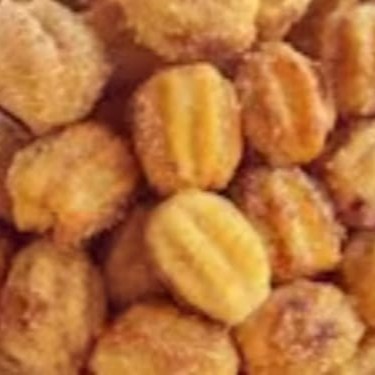 Deleite-se com os nossos Mini-Churros, fritos à perfeição - em um generoso pacote de 30 unidades! Cada um é feito de uma massa extremamente crocante, cuidadosamente recheada com um irresistível doce de leite ou um requintado chocolate. Finalizados com um toque polvilhar de açúcar e canela, esses Mini-Churros são a combinação perfeita de sabor e textura. Uma indulgência verdadeiramente inesquecível!