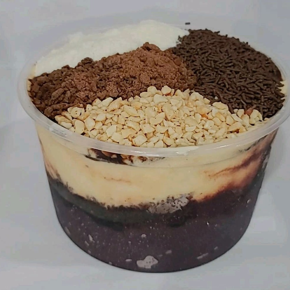 Neste valor está incluído: 2 caldas, 4 acompanhamentos. Os acompanhamentos e caldas são enviados na mesma tigela de açaí. Temos opções de ingredientes extra que vão separados. Enviamos na tigela (não é térmica).